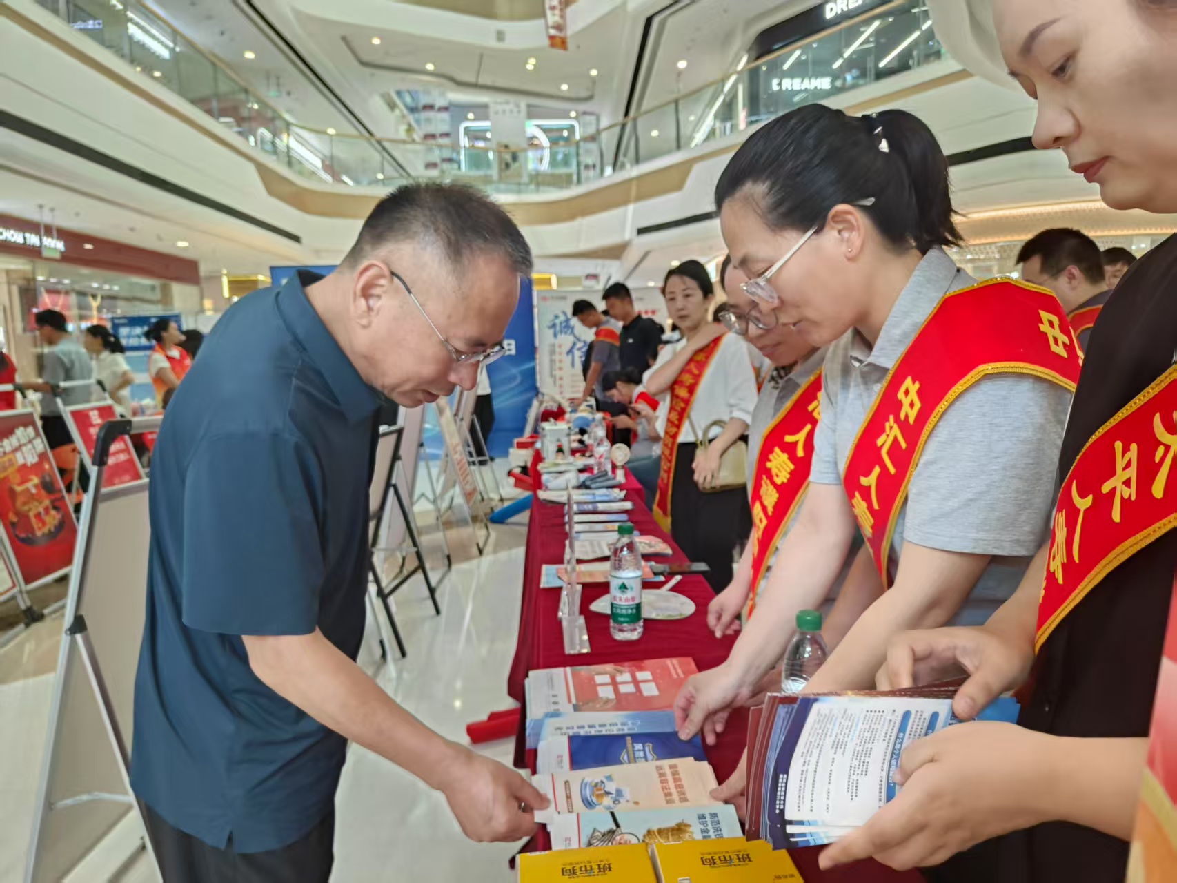 濮阳市保险行业协会开展“ 6.14 信用记录关爱日”主题宣传活动